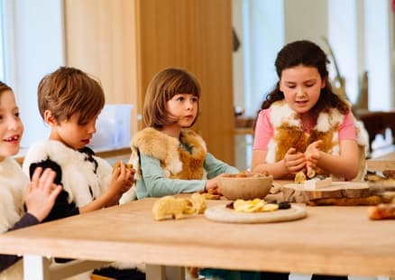 Kinder basteln in Eiszeitkleidung bei Workshop Eiszeitsafari in Steinzeitwerkstatt